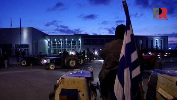 Αγρότες έχουν αποκλείσει το διοικητήριο της Περιφερειακής Ενότητας Λακωνίας στη Σπάρτη (βίντεο)