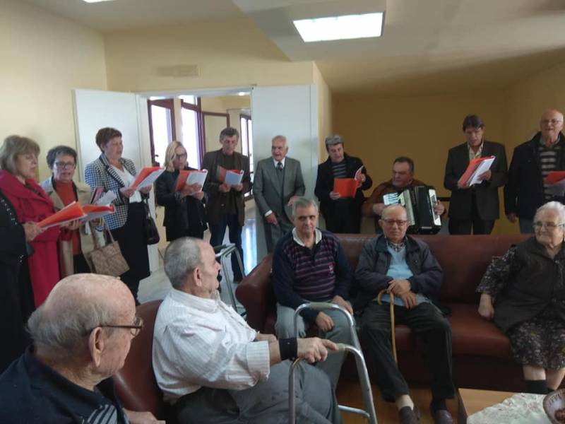 Η χορωδία του Σωματείου Εθελοντών Μεσσήνης στο Αλεξανδράκειο Γηροκομείο