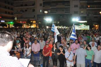 Μεγάλη συγκέντρωση για το “όχι” χθες βράδυ στην Καλαμάτα (βίντεο)