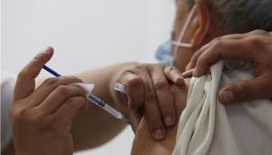 Μείωση στις τιμές των εμβολίων ζητούν οι Γιατροί Χωρίς Σύνορα