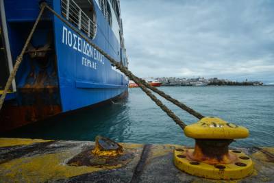 Δεμένα παραμένουν τα πλοία σε Πειραιά, Ραφήνα και Λαύριο (βίντεο)