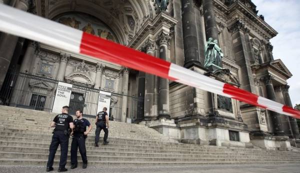 Γερμανία: Εκτός ελέγχου και οπλισμένος με μαχαίρι ο άνδρας στον καθεδρικό ναό του Βερολίνου