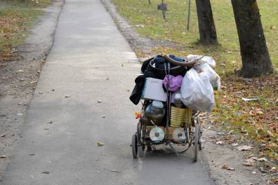 Ξέφρενη πορεία προς την απόλυτη φτώχεια