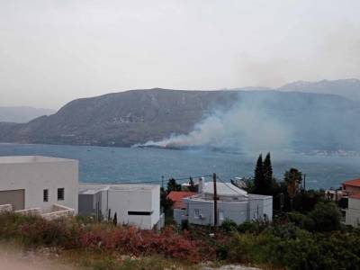 Χανιά: Μεγάλη φωτιά κοντά στο Ναύσταθμο Σούδας (βίντεο)