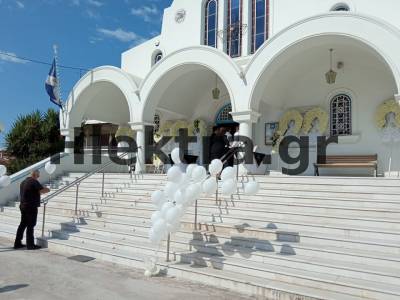 Γυναικοκτονία στη Φολέγανδρο: Με λευκό φέρετρο και πανό «Όχι άλλη Γαρυφαλλιά» η κηδεία