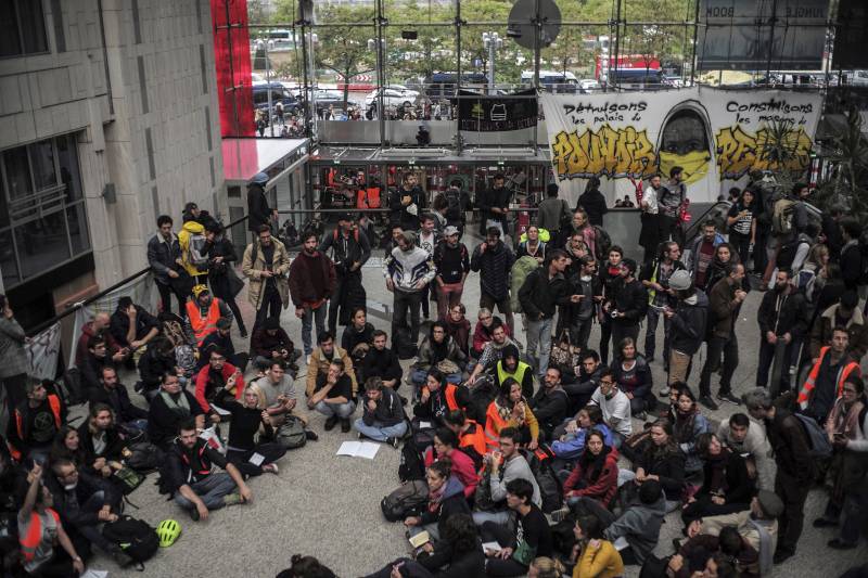 Παρίσι: Εκατοντάδες οικολόγοι έκαναν κατάληψη σε εμπορικό κέντρο