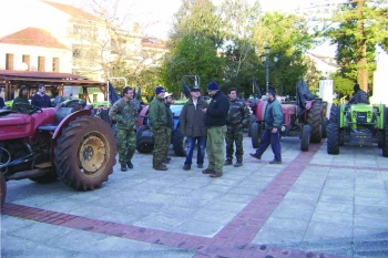 Παρέταξαν τα τρακτέρ στην πλατεία των Φιλιατρών