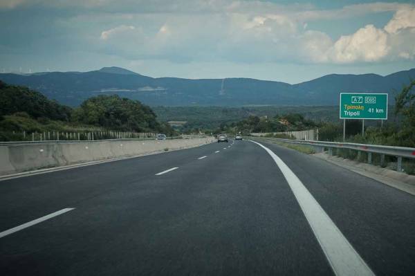 Ενας νεκρός και δύο τραυματίες σε τροχαίο στον αυτοκινητόδρομο Κόρινθος - Τρίπολη - Καλαμάτα