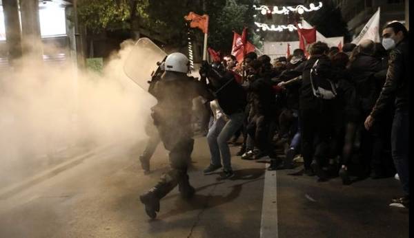 Ανθρωποκτονία Φραγκούλη: Κρότου λάμψης και δακρυγόνα στην πορεία της Αθήνας (βίντεο)