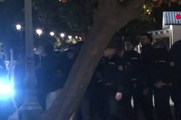 Ενταση φοιτητών – αστυνομίας έξω από το Μέγαρο Μαξίμου (βίντεο)