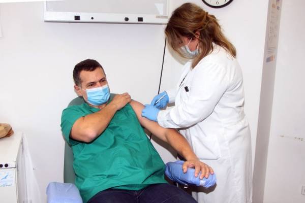 Εμβολιάστηκαν 1.977 υγειονομικοί στην Περιφέρεια Πελοποννήσου (στοιχεία ανά νομό)