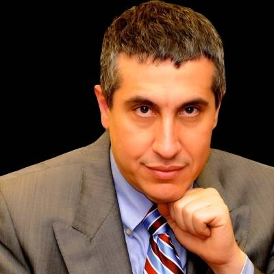 Ο Δαυίδ Ναχμίας στην “Ε”: “Η παράσταση επιχειρεί να φωτίσει όλο το εύρος της διαδρομής της Σοφίας Βέμπο”