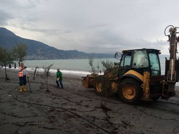 Συνεργεία του Δήμου καθάρισαν την παραλία της Καλαμάτας μετά τον &quot;Μπάλλο&quot;