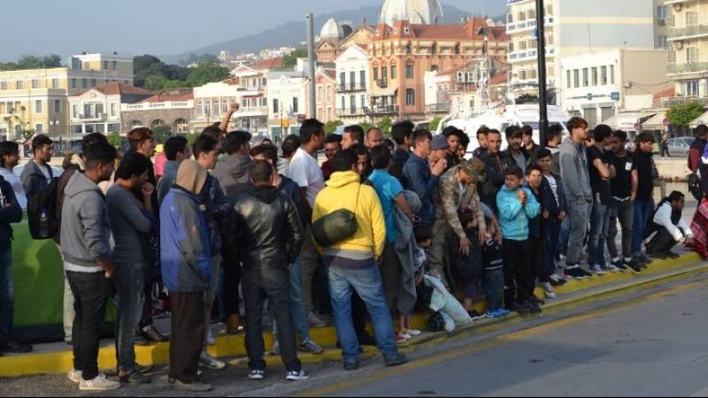 Δεκάδες πρόσφυγες και μετανάστες παραμένουν στο λιμάνι της Μυτιλήνης