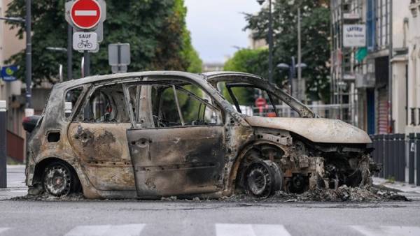 Πυρπολήθηκαν 1.000 κρατικά κτίρια και 5.000 αυτοκίνητα στις ταραχές στη Γαλλία (βίντεο)