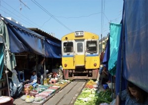 Μέσα από τη λαχαναγορά περνάει το τρένο στην Ταϊλάνδη (βίντεο)