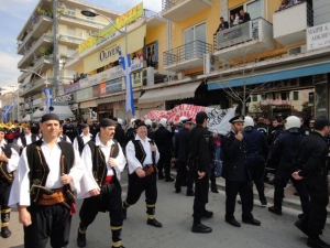Χωρίς επεισόδια η παρέλαση στην Καλαμάτα. Τα ΜΑΤ σταμάτησαν διαδηλωτές και Χρυσή Αυγή.