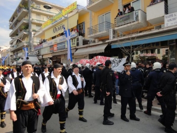 Χωρίς επεισόδια η παρέλαση στην Καλαμάτα.  Τα ΜΑΤ σταμάτησαν διαδηλωτές και Χρυσή Αυγή.