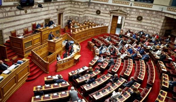 Σε θερμό κλίμα ξεκίνησε στη Βουλή η συζήτηση για τη συμφωνία Ελλάδας – Γαλλίας