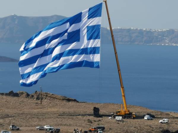 28η Οκτωβρίου: Η μεγαλύτερη ελληνική σημαία υψώθηκε στη Σαντορίνη (Βίντεο)