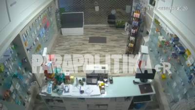 Κινηματογραφική ληστεία σε φαρμακείο στη Μεσσήνη: Έσπασαν με… αγροτικό όχημα τη τζαμαρία (βίντεο)