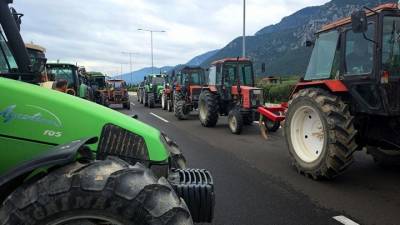 Παραμένουν στο αεροδρόμιο Ηρακλείου «Ν. Καζαντζάκης» οι αγροτοκτηνοτρόφοι