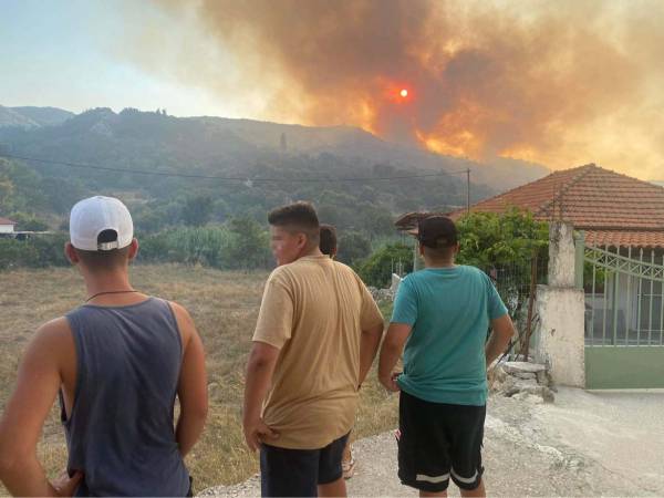 Μεσσηνία: Εκκενώνεται η Χρυσοκελλαριά λόγω της πυρκαγιάς