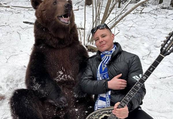 Λαρισαίος παίζει μπουζούκι στα χιόνια της Ρωσίας με μια αρκούδα δίπλα του! (βίντεο)