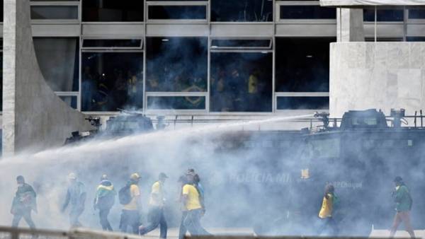 Υπό έλεγχο η κατάσταση στην πρωτεύουσα της Βραζιλίας - Ο Λούλα διαπιστώνει τις ζημιές (βίντεο)