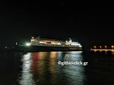 Λακωνία: Αποκολλήθηκε το "Aqua Jewel" που είχε προσαράξει στο λιμάνι του Γυθείου