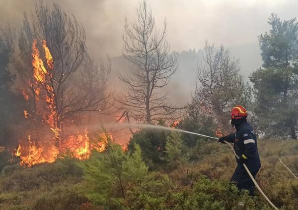 Κέρκυρα: Υπό μερικό έλεγχο τέθηκαν δύο φωτιές που ξέσπασαν σχεδόν ταυτόχρονα