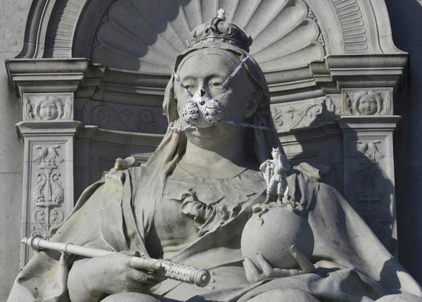 Τα αγάλματα του Λονδίνου «φόρεσαν» μάσκες οξυγόνου