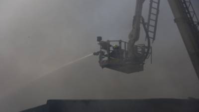 Οριοθετήθηκε η πυρκαγιά σε επιχείρηση στον Ασπρόπυργο