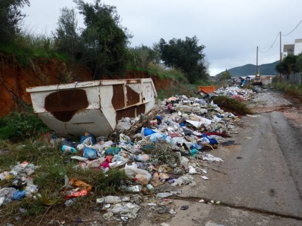Συνεργείο του δήμου καθάρισε το σκουπιδότοπο πίσω από το Πολυκλαδικό