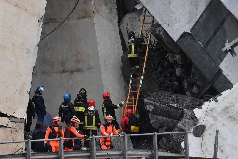 Τουλάχιστον 11 νεκροί από την κατάρρευση γέφυρας αυτοκινητοδρόμου στη Γένοβα (Βίντεο)