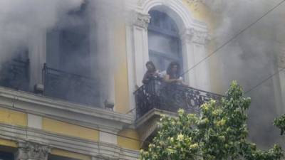 Συγκλονιστική μαρτυρία γυναίκας που καιγόταν στο μπαλκόνι της MARFIN (βίντεο)