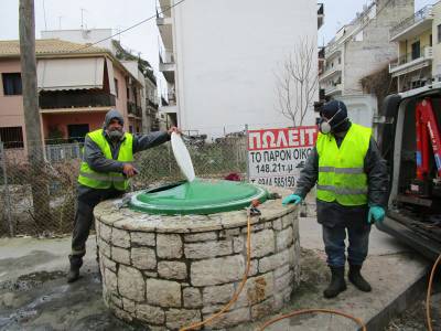 Καθαρίζουν τους υπόγειους κάδους 