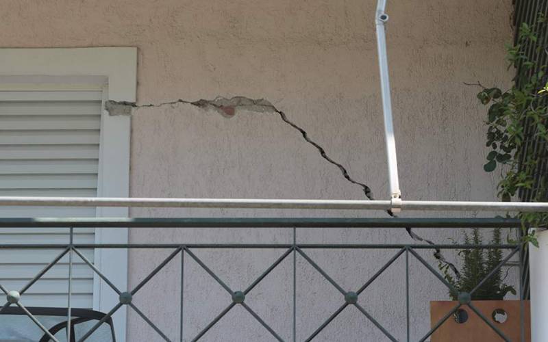 Τρεις τραυματίες παραμένουν στα νοσοκομεία μετά το χθεσινό σεισμό
