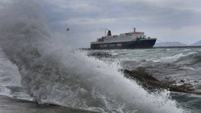 Η κακοκαιρία έριξε το Blue Star Μύκονος πάνω στην προβλήτα στην Ικαρία