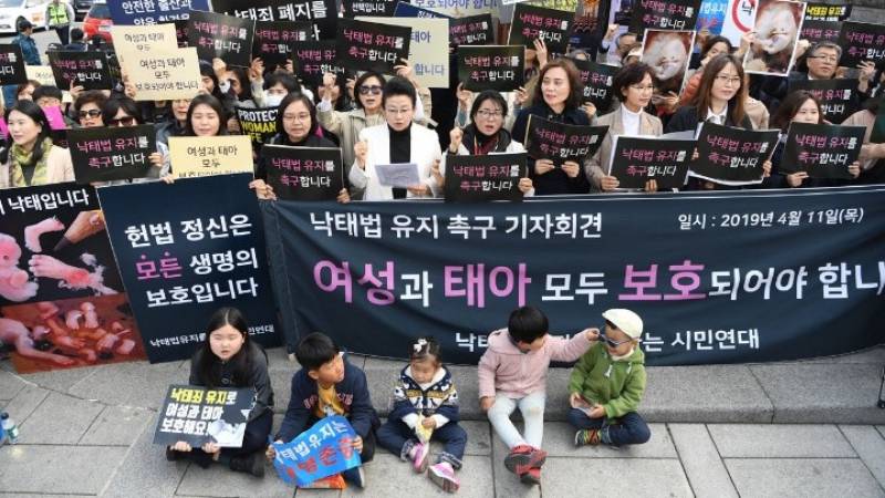Ν. Κορέα: Αντισυνταγματικός ο νόμος που ποινικοποιεί την άμβλωση