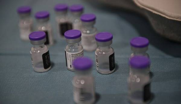 Μόσιαλος για Pfizer: Ισχυρή ανασοαπόκριση από την πρώτη δόση του εμβολίου