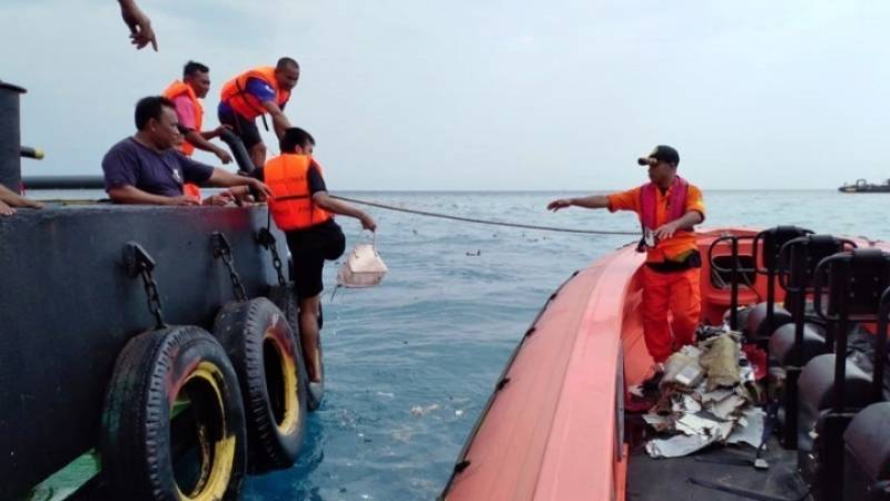 Ινδονησία: Ανέσυραν άθικτο το ένα από τα μαύρα κουτιά του αεροσκάφους που συνετρίβη στη θάλασσα