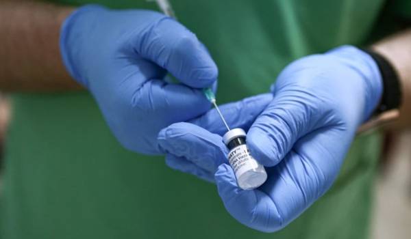 Βρετανία: Επέκταση χορήγησης της τρίτης δόσης του εμβολίου στους 40 ετών και πάνω