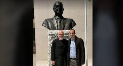 Στη Δερβιτσάνη ο Δημητριάδης: ιδιωτική επίσκεψη ⁠στην προτομή του παππού του, συνοδεία του Έντι Ράμα