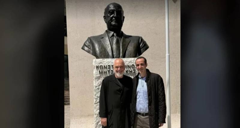 Στη Δερβιτσάνη ο Δημητριάδης: ιδιωτική επίσκεψη ⁠στην προτομή του παππού του, συνοδεία του Έντι Ράμα