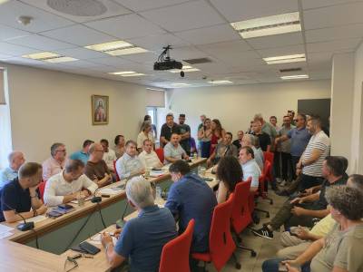 Δημοτική Επιτροπή: Εν μέσω εντάσεων «πέρασε» η νέα πιάτσα ταξί στην Αριστομένους - Διχογνωμία ανάμεσα σε οδηγούς και επαγγελματίες