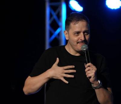 Στην Καλαμάτα o Αλέξανδρος Τσουβέλας - Άνοιξε δεύτερη παράσταση μετά το γρήγορο sold out