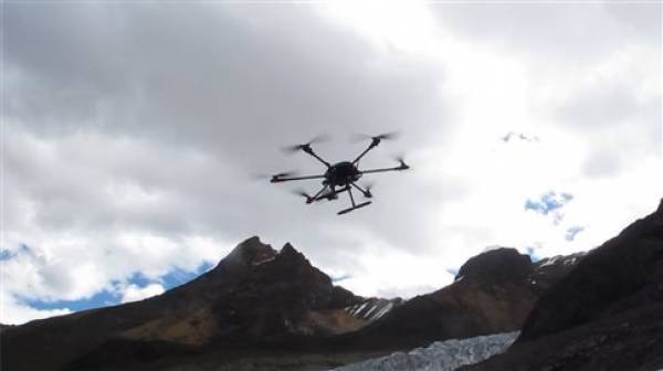 Ρεκόρ ύψους από drone που πέταξε σχεδόν στα 5.000 μέτρα (Βίντεο)