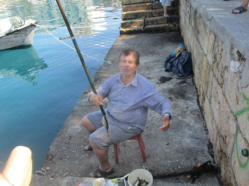 Καλαμάτα: Ερασιτέχνης ψαράς, πρωτοψάλτης και τενόρος