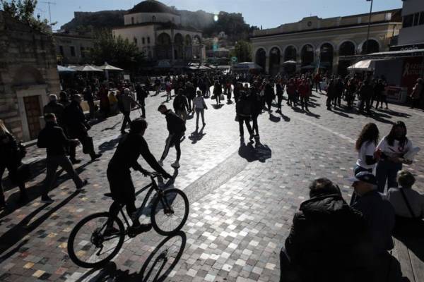 H «τέλεια καταιγίδα»: Μετάλλαξη Όμικρον και ενεργειακό ράλι οδηγούν σε νέα μέτρα